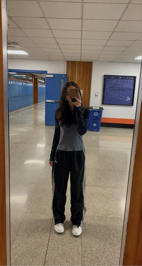 Outfit Ideas Adidas Shoes, Brandy Melville Cargo Pants Outfit, Outfits Brandy Melville Style, Brandy Kim Pants Outfit, Adidas Track Pants Outfit Winter, Ahs Style Y2k, Adidas Track Pants Outfit Aesthetic, How To Style Adidas Pants, Outfits With Black Sweats