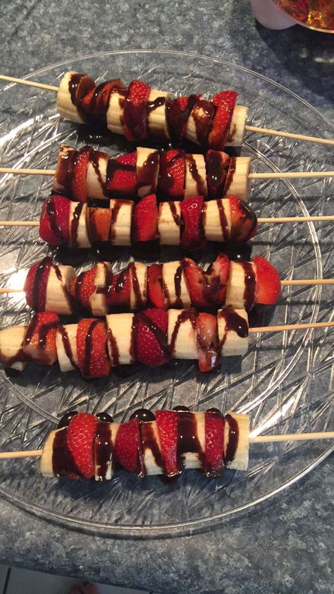 Chocolate covered banana and strawberry fruit sticks Fruit Sticks Party Snacks, Fruit Sticks Ideas, Easy Party Food Ideas, Pasta Salad Summer, Fruit Sticks, Picnic Snacks, Fruit Platter Designs, Chocolate Covered Bananas, Salad Summer