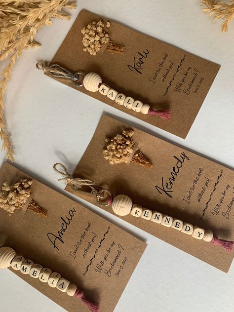 Keychain Souvenir Ideas, Wedding Favor Keychain, Diy Souvenirs Wedding Handmade, Diy Souvenir Ideas, Etsy Handmade Products, Wedding Gifts For Guest, Handmade Souvenirs Ideas, Cute Bachelorette Gifts, Thank You Gifts Wedding