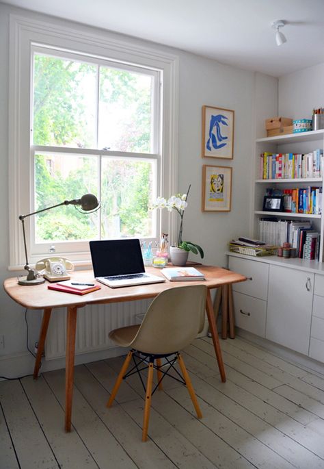 Living With Kids: Courtney Adamo, lamp, chair Courtney Adamo, Home Office Inspiration, Mid Century Desk, Simple Desk, Design Mom, Workspace Design, Design Del Prodotto, Wooden Desk, Home Office Space