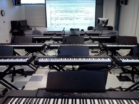 Music Classroom Design, Piano Studio Room, Piano Classroom, Music Room Organization, Academy Design, School Layout, Music Institute, Jyp Nation, Piano Classes