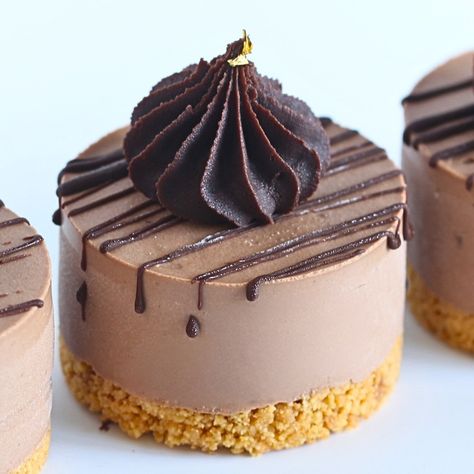 Mini Chocolate Cheesecakes. These rich and creamy treats feature a luscious chocolate filling on top of a crunchy graham cracker base. Chocolate Cheesecake Mini, Mini Cheesecakes Ideas, Single Serving Desserts For Party, Desserts Recipes Fancy, Mini Cheesecake Display, Mini Christmas Cheesecakes, No Bake Mini Cheesecake Recipes, Individual Cheesecake Cups, Mini Fall Desserts