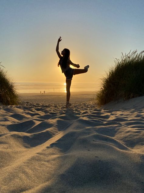 Dance Sunset Photography, Dance Photo Shoot Beach, Beach Silhouette Photography, Dancer Beach Photography, Dance Beach Photos, Dance Pictures On The Beach, Beach Dance Pictures, Ballet Beach Photography, Dance Photos Aesthetic