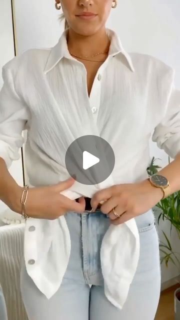 Blouse Styling, Camping Outfits For Women, Shirt Styling, T Shirt Hacks, Casual Chic Outfits, Shirt Hacks, Hiking Outfit Women, Diy Fashion Hacks, Fashion Blogger Style