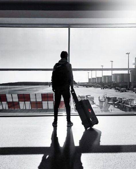 Airport Men Aesthetic, Airport Poses Instagram Men, Airport Photography Men, Airport Poses, Test Aesthetic, Airport Photoshoot, Athletic Pictures, Airport Pics, Snow Photoshoot