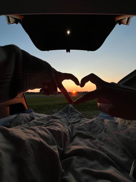 Back Of Car Date, Car Boot Date, Road Trip Boyfriend, Dating Asthetic Picture, Couples Road Trip Aesthetic, Road Trip Aesthetic Couple, Couple Road Trip Aesthetic, Car Dates Couples, Trunk Date Night Car