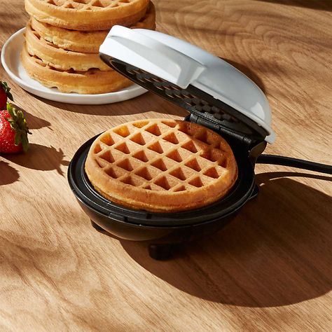 Mini Waffle Recipe, Mini Waffle Maker, Good Keto Snacks, Waffle Maker Recipes, Waffle Irons, Waffles Maker, Belgian Waffles, Waffle Iron, Waffle Recipes