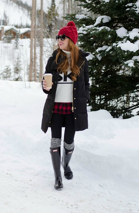 Kate Spade Winter Look - Jimmy Choos & Tennis Shoes Grey Hunter Boots Outfit, Hunter Boots Outfit Winter, Tahoe Outfits, Black Hunter Boots Outfit, Hunter Boots With Socks, Winter Outfits Canada, Tennis Shoe Outfits Summer, Hunter Boots Outfit, Sunglasses Celine