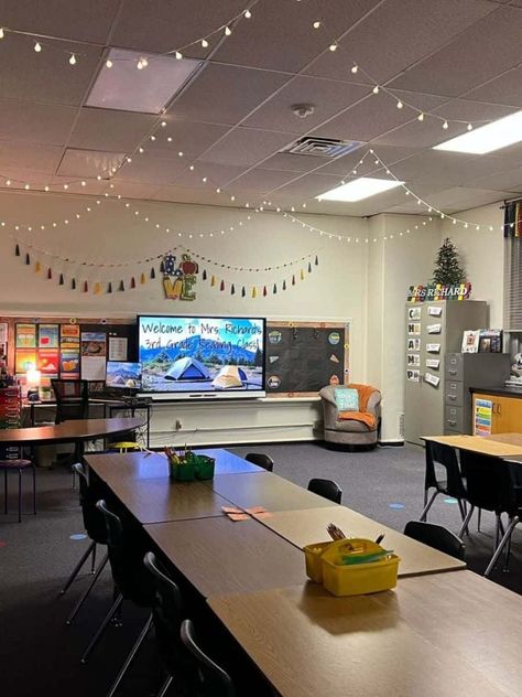 Elementary Science Classroom Setup, Fairy Light Classroom, Hanging Lights In Classroom, Classroom Portable Ideas, Co Teaching Classroom Layout, String Lights In Classroom, Teacher Room Ideas High School, Portable Classroom Setup, Cosy Classroom