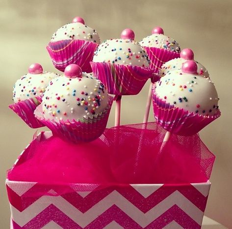 Put a mini cupcake liner on a cake pop for a easy "cupcake cake pop"!! Cake Pop Receita, Cake Pop Designs, Cake Ball, Cake Pop Decorating, Pop Cupcakes, Mini Cupcake, Cake Pop Recipe, Easy Cupcakes, Cake Balls