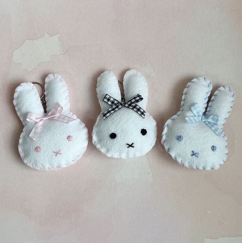 Stuff Animal Patterns Sewing, Cute Sewing Projects Stuffed Animals, Handmade Toys Diy, Handsewn Projects, Textile Keychain, Felt Plushies Pattern, Cute Felt Crafts, Cute Felt Animals, Paper Crafts Cute