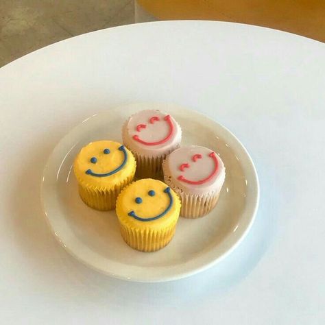 Cute Simple Cupcake Ideas, Aesthetic Cupcakes Pastel, Cute Cupcakes Aesthetic, Bts Cake, Cupcake Cake Designs, Pretty Dessert, Cute Baking, Easy Cupcakes, Cupcake Designs