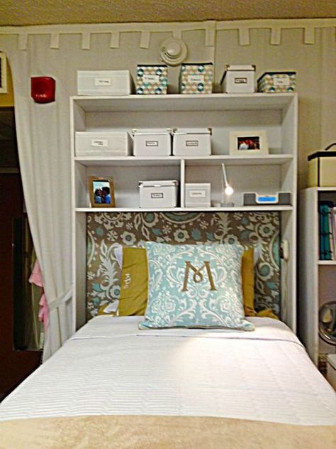 Dorm Room Hacks and Tips - Consider skipping a headboard and make a headboard shelves for additional storage. More College Tips on Frugal Coupon Living. College Dorm Room Hacks, Dorm Room Organization Storage, Dorm Room Headboards, Dorm Room Organization Diy, Dorm Headboard, Headboard With Shelves, Dorm Sweet Dorm, Dorm Room Hacks, Dorm Storage