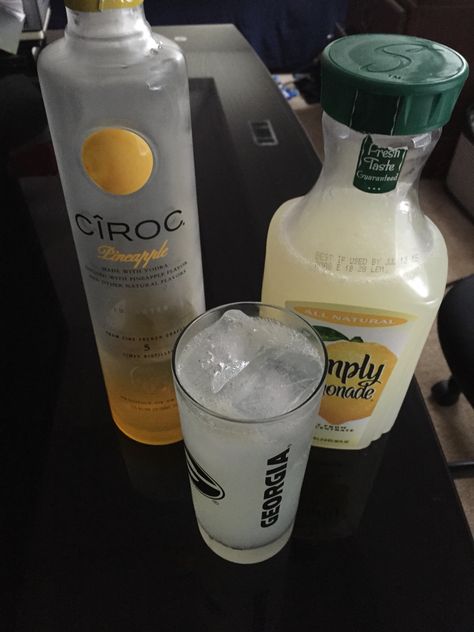 Cîroc pineapple & Simply Lemonade Ciroc Drinks, Simply Lemonade, Pineapple Lemonade, Alcholic Drinks, Mix Drinks, Liquor Drinks, Christmas Cocktail, Boozy Drinks, Drinking Party