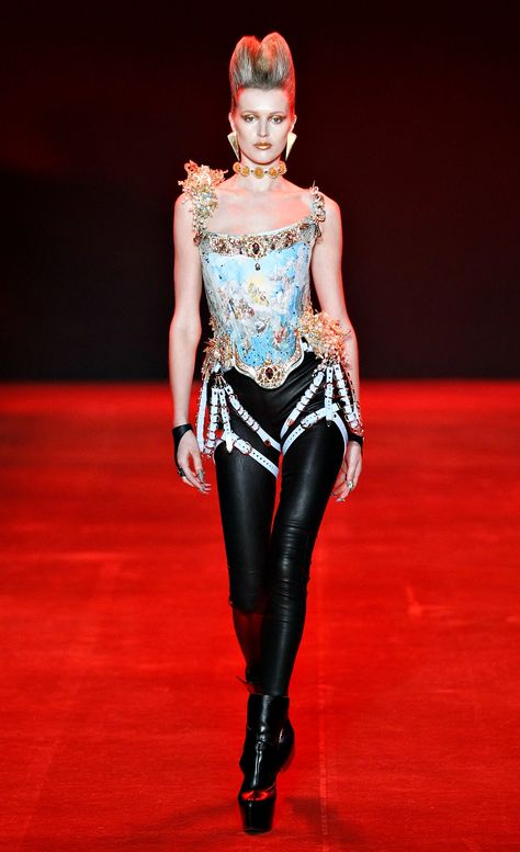 2018 Runway Fashion, Couture, Haute Couture, Corset Runway 2022, Circus Runway Fashion, Corset Runway Fashion, Corset Fashion Runway, Unique Runway Fashion, High Fashion Runway Outfits