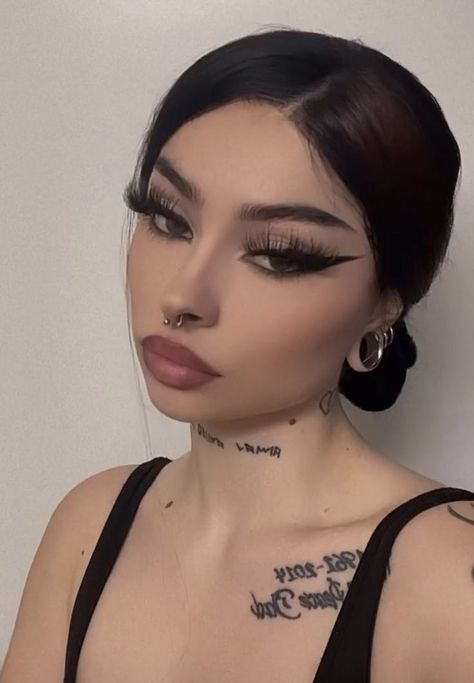 Goth Latina Eye Makeup, Piercings Baddie, Goth Latina Makeup, Latina Make Up, Latina Baddie Makeup, Chicana Makeup, Insta Baddie Makeup, Instagram Baddie Makeup, Mexican Makeup