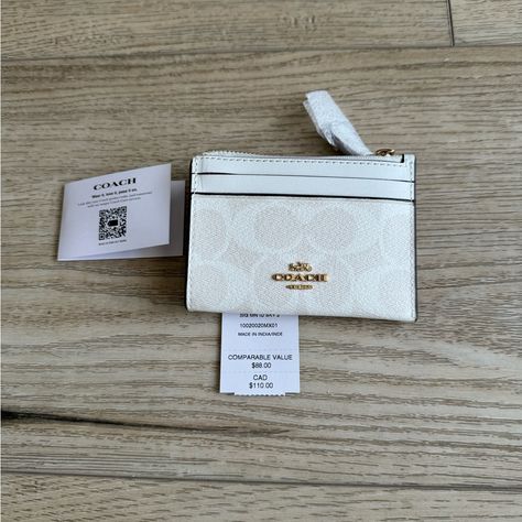 Nwt Coach Signature Card Wallet In White. Signature Id Card. Coach Credit Card Holder, Coach White Wallet, Designer Keychain Wallet, White Coach Wallet, Coach Wallet Keychain, Wallets For Women Aesthetic, Coach Card Holder, Coach Wallets, Expensive Stuff