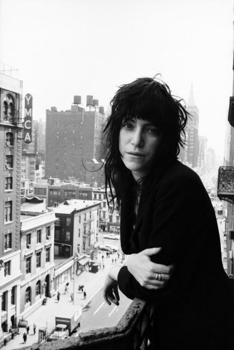 Patti Smith, Chelsea Hotel - 1969 #truenewyork #ilovenyc Garage Punk, Chelsea Hotel, Robert Mapplethorpe, We Will Rock You, Patti Smith, Richard Avedon, Rock N’roll, Joan Jett, Daft Punk