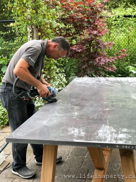 Diy Concrete Top Outdoor Dining Table, Outdoor Concrete Table Diy, Outdoor Table Diy Upcycle, Outdoor Diy Table, Outdoor Tabletop Ideas, Cement Outdoor Table, Diy Modern Outdoor Table, Concrete Picnic Table, Diy Faux Concrete Table