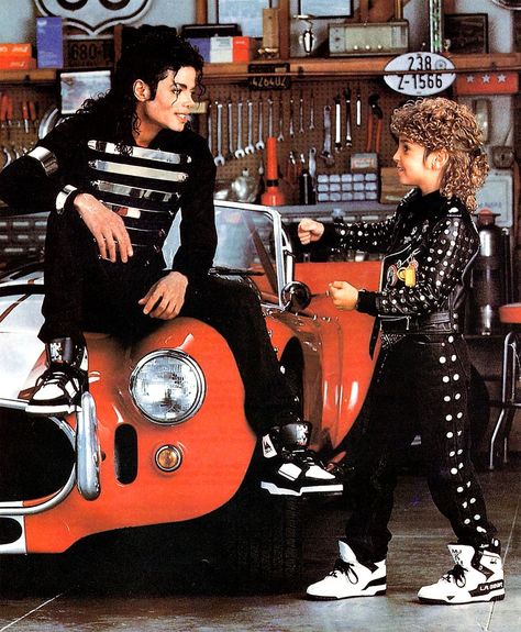 Michael Jackson at a LA Gear photoshoot Michael Jackson La Gear, Michael Jackson Shoes, Wade Robson, Michael Jackson Bad Tour, Michael Jackson Photoshoot, Michael Jackson Bad Era, Hee Man, Mike Jackson, Michael Jackson Funny