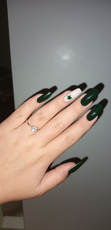 Grunge Y2k Nails Almond, Green Star Nails Acrylic, Dark Green Nails Inspiration, Green And Black Star Nails, Black Nails Star Design, Nails Acrylic Green And Black, Dark Green Nails Y2k, Green Nail Ideas Coffin, Sage Green Star Nails