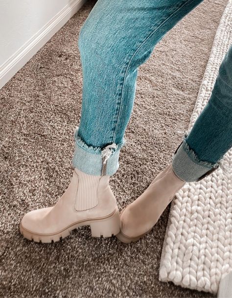 Tan Chelsea Boots Women Outfit, Chealse Boot Outfit Women, Nude Boots Outfit, Cream Boots Outfit, Platform Boots Brown, Tan Boots Outfit, Chelsea Boot Outfits Women, Chunky Boots Outfit, Beige Boots Outfit