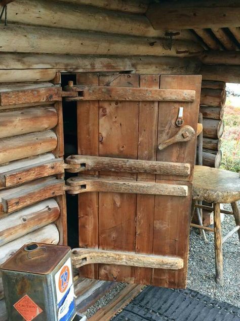 Wood Diy Projects, Wooden Hinges, Rustic Wood Doors, Double Doors Interior, Log Furniture, Rustic Doors, Log Cabin Homes, Cricut Craft, Furniture Plans Free