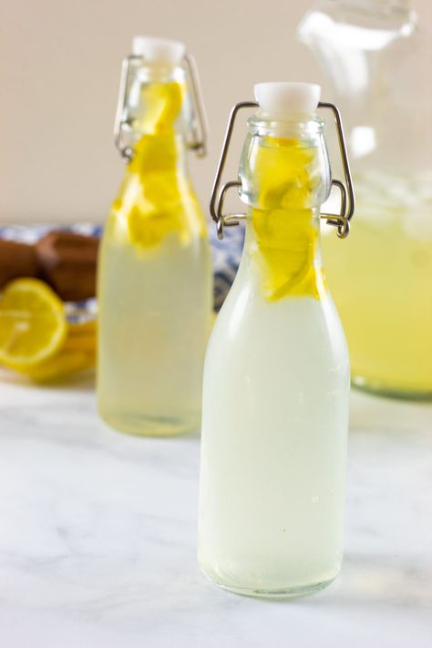 Elderberry Lemonade, Elderflower Wine, Elderflower Drink, Elderflower Lemonade, Elderflower Tea, Apricot Recipes, Rose Lemonade, Elderflower Cordial, Lemonade Cocktail