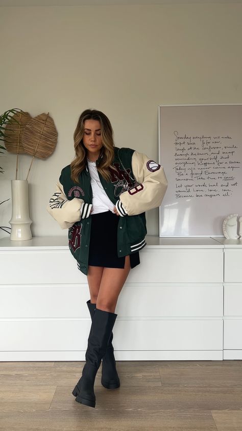 Baseball Jacket Winter Outfit, Oversized Sports Jacket Outfit, Styling Green Jacket, Women Varsity Jacket Outfit, Letterman Jacket Outfit Skirt, Football Jacket Outfit Women, Letterman Jacket Outfit Woman, Varsity Jacket Styling, Jersey Jacket Outfit Women