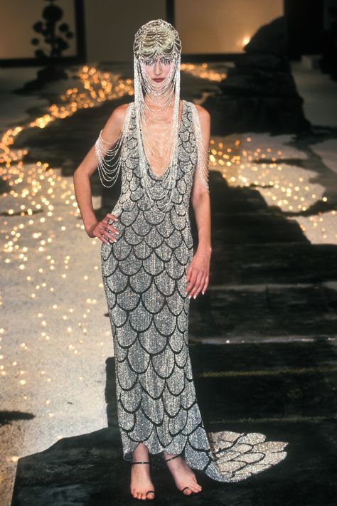 Givenchy 1998, Givenchy Runway, Lee Alexander Mcqueen, Alexander Mcqueen Couture, Mcqueen Givenchy, Givenchy Fashion, Givenchy Couture, Fashion Timeline, Givenchy Dress