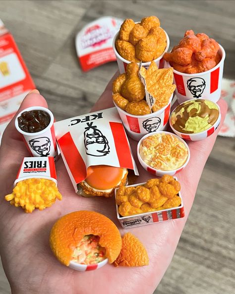 The little chicken pot pie 🤩 #coralstinyworld @kfc @mini_brands_official Mini Brands Food, Foodie Mini Brands, Mini Foods Clay, Mini Brands Toys Diy, Japanese Food Bento, Miniture Food, Barbie Doll Set, Mini Brands, Mini Stuff