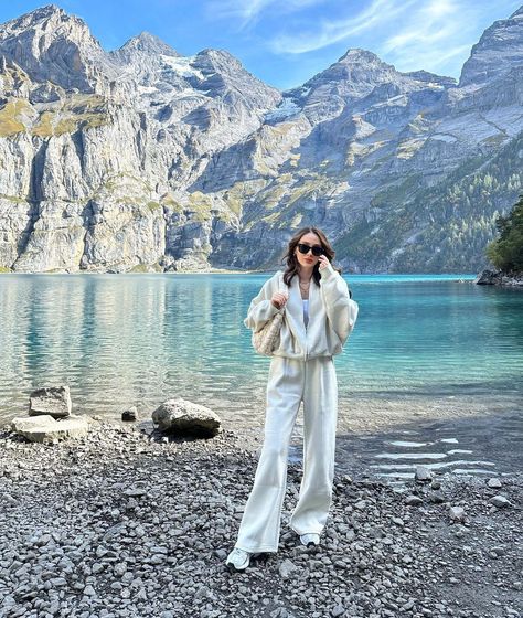 Switzerland Outfits, Switzerland Clothing, Travel Outfits Winter, Switzerland Outfit, Travel Outfit Plane Cold To Warm, Switzerland Travel Winter, Casual Airport Outfit, Travel Outfits For Women, Switzerland Summer