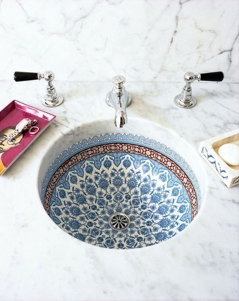 Drømme Bad, Sink Table, Moroccan Bathroom, Sink Decor, Sconces Bathroom, Modern Bathroom Sink, Turkish Tiles, Bad Inspiration, Porcelain Sink