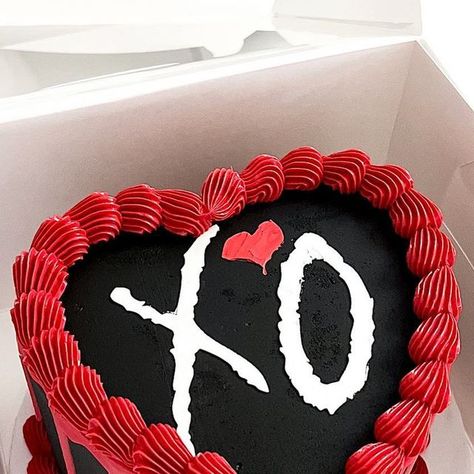 Baked by Julie | West Covina, CA on Instagram: "The red just hits different ❤️‍🔥 • • • • #theweeknd #theweekndxo #theweekndconcert #theweekndart #theweekndfans #theweekndmusic #blackcake #blackcakes #heartcake #heartcakes #vintagecake #vintagecakes #lambeth #lambethcake #lambethcakes #birthday #birthdaycake #cake #cakes #cute #cakelove #cakesofinstagram #cakestagram #westcovina #supportsmallbusiness #626 #bakedbyjulie_ #customcakes #foodphotography #lacounty" The Weeknd Birthday Cake Ideas, The Weekend Cake Ideas, Xo Birthday Cake, Xo Cake The Weeknd, The Weeknd Birthday Theme, Cake The Weeknd, Cake Designs For Women, The Weeknd Cake, Xo Cake