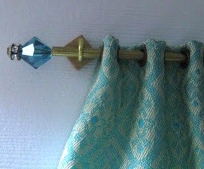 how to: interchangeable finial curtain rods Miniature Curtains, Doll House Curtains, Dollhouse Tutorials, Dollhouse Miniature Tutorials, Doll Furniture Diy, Diy Barbie Furniture, Doll House Crafts, Dollhouse Miniatures Diy, Dolls House Interiors