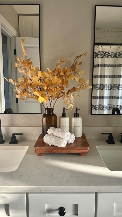 Makeup Counter In Bathroom, Organic Modern Bathroom Decor, Guest Bathroom Counter Decor, Gold And White Bathroom, Big Bathroom Decor, Restroom Decor Ideas, Vanity Styling, Modern Minimal Decor, Bathrooms Decor