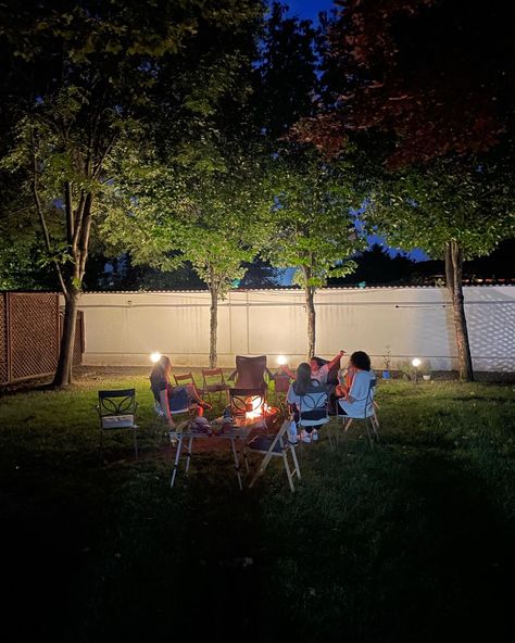 Family Hangout Aesthetic, Fire Pit Friends, Backyard Bonfire Aesthetic, Backyard Bonfire Party Aesthetic, Summer Backyard Aesthetic, Cookout Aesthetic, Bonfire Marshmallows, Doobie Den, Summer Hangout Spot