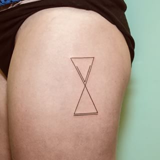 Simple hourglass tattoo Time Clock Tattoo, Hour Glass Tattoo Design, Tattoo Modern, Tatuagem Masculina Pequena, Hourglass Tattoo, Clock Tattoo, Tattoo Designs And Meanings, Time Tattoos, Minimal Tattoo