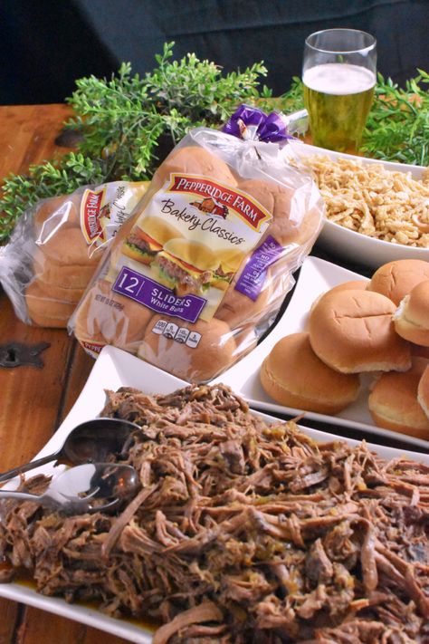 Beef Sliders Shredded Beef Sliders, Camping Appetizers, Roast Beef Sliders Recipes, Shredded Beef Sandwiches, Sliders Recipes Beef, Roast Beef Sliders, Guatemalan Recipes, Pulled Beef, Beef Sliders