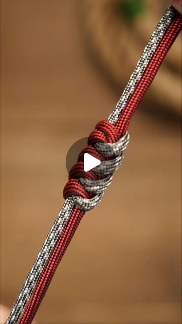 Useful Paracord Projects, Different Bracelet Knots, Easy Paracord Bracelets Tutorial, Paracord Ideas Diy, How To Make A Paracord Bracelet, Paracord Bracelet Diy Step By Step, Snake Paracord, Craft Knots, Easy Crochet Bracelet