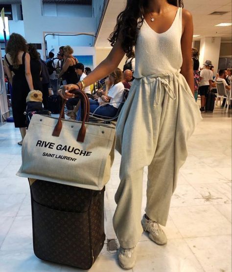 The.so.ciety via Instagram Rive Gauche Ysl Bag, Ysl Bag Outfit, Comfy Chic Outfits, Airport Attire, Travel Attire, Chanel Slingback, Airport Fits, Tote Outfit, Airport Look