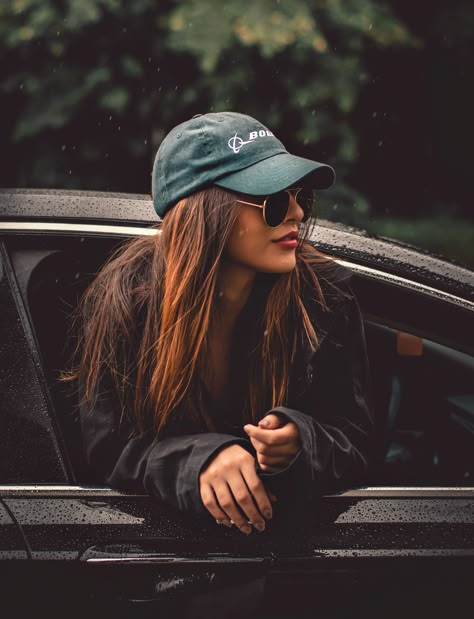 Portret Feminin, Cars Pictures, Pose Portrait, Photographie Portrait Inspiration, Selfie Poses Instagram, Photography Posing Guide, Foto Tips, Model Poses Photography, Fashion Photography Poses