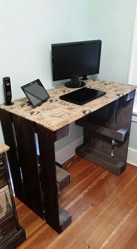 Pallet Desk, Computer Desk Design, Diy Computer Desk, Desk Computer, Desk Ideas, Work Diy, Burlap Fabric, Desk Design, A Desk