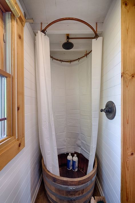 33 Small Shower Ideas for Tiny Homes and Bathrooms Small Shower Ideas, Tiny House Bathtub, House Bathroom Designs, Wohne Im Tiny House, Small Shower, Small Bathtub, Bathroom Shower Design, Tiny House Inspiration, Small Showers