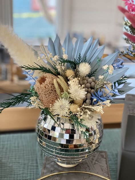 Diy Disco Ball, Disco Ball Decorations, Disco Birthday Party, Vintage Disco, Disco Theme, Event Centerpiece, Denim And Diamonds, Diy Arrangements, Dried Florals