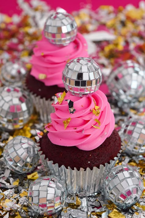 Disco Ball Cupcakes by Wandering Whisk Bakeshop. Disco Cake, Disco Birthday, Disco Birthday Party, Last Disco, Disco Party Decorations, Cowgirl Birthday Party, Cake Mini, Disco Theme, Taylor Swift Birthday