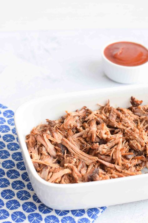 Low FODMAP pulled pork from the slow cooker How many times have I been looking jealously at how other people were eating a pulled pork sandwich at a food festival or at a barbecue. That always seemed like such a delicious dish. Unfortunately, it usually also contains a lot of onion, so it was never a low FODMAP option. That’s why I thought it was about time to make a recipe for low FODMAP... Fodmap Pulled Pork, Low Fodmap Pulled Pork, Df Dinner, Fodmap Slow Cooker, Fod Map, Fodmap Lunch, Fodmap Recipes Dinner, Low Fodmap Recipes Dinner, Fodmap Meal Plan