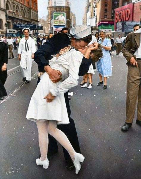 Reddit user mygrapefruit, previously featured here for coloring Malcom Browne's burning monk photo, expressed his talents once again with Alfred Eisenstaedt's 'V-J Day in Times Square'. Alfred Eisenstaedt, Life Magazine, Black And White Photographs, Vintage Love, Vintage Photography, Historical Photos, Old Pictures, White Photography, Black And White Photography