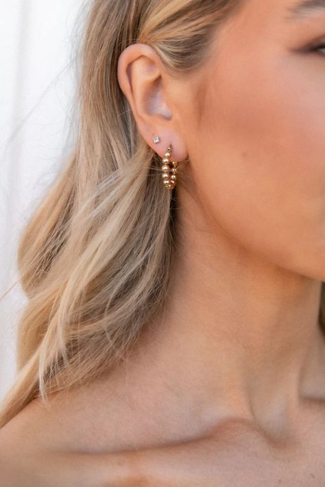 Second Persings Ideas, Gold Double Earrings, 2nd Ear Piercing, 2 Ear Piercings, Gold Hoop Earrings Style, Double Lobe Piercing, Dream Piercings, Minimalist Ear Piercings, Second Ear Piercing