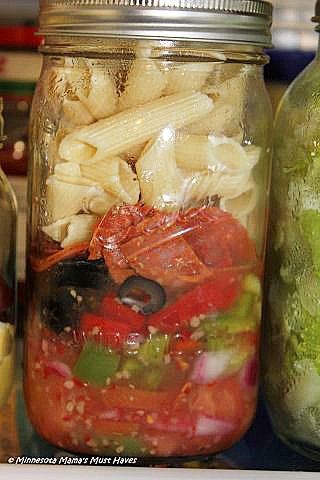 mason jar salad Jar Salad Recipes, Mason Jar Lunch, Mason Jar Salads, Salad Jar Recipe, Jar Salads, Jar Salad, Mason Jar Salad Recipes, Chef Salad, Recipes Italian